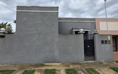 EN VENTA Casa céntrica en conjunto con 2 departamentos a estrenar 🏘